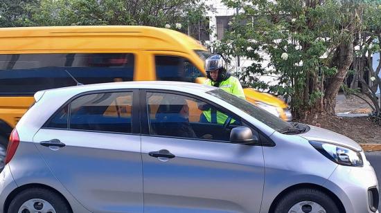 Un agente de tránsito realiza controles en Quito.