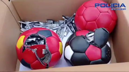 Empaques pequeños con cocaína fueron encontrados por la Policía de Ecuador ocultos dentro de pelotas de fútbol, el 15 de octubre de 2024.