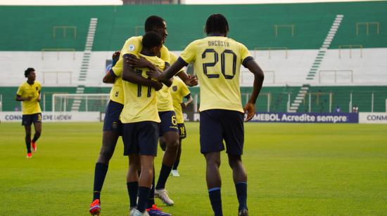 Los jugadores ecuatorianos festejan el gol ante Chile en las semifinales del Sudamericano Sub 15, el miércoles 16 de octubre de 2024.