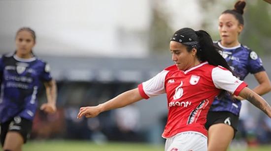 Las jugadoras de Dragonas IDV buscan quitarle la pelota a una de Santa Fe en la semifinal de la Copa Libertadores femenina, el 16 de octubre de 2024.