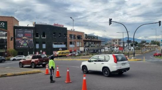 Una agente de tránsito realiza controles en Quito.