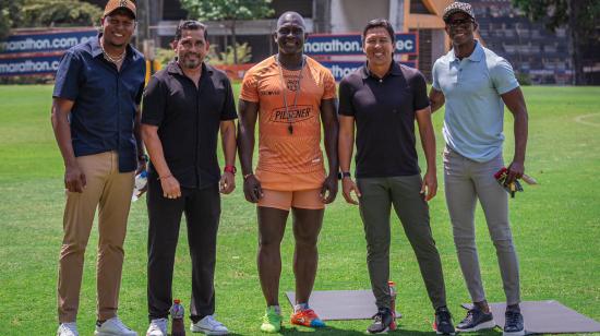 Máximo Banguera, Nicolás Asencio, el entrenador de Barcelona SC, Luis Gómez, técnico de las formativas y Fricson George, el miércoles 15 de octubre en la cancha alterna.