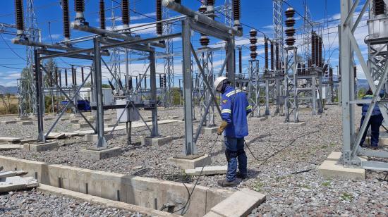 Un trabajador de la Empresa Eléctrica Quito en una subestación eléctrica, el 14 de octubre de 2024.