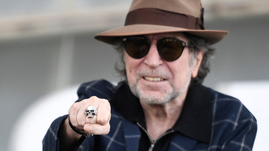 Joaquín Sabina posa durante el photocall de la película 'Sintiendolo mucho / Feeling it' durante el 70º Festival de Cine de San Sebastián, 2022.