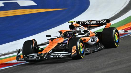 El piloto británico de McLaren, Lando Norris, conduce durante el Gran Premio de Fórmula 1 de Singapur en el circuito callejero de Marina Bay, el 22 de septiembre de 2024.