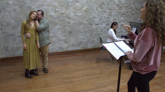 Jorge Cassis (tenor) y María Isabel Albuja (soprano) durante los ensayos de la Bohemia, junto a  María Elena Mexía, directora escénica de la ópera.