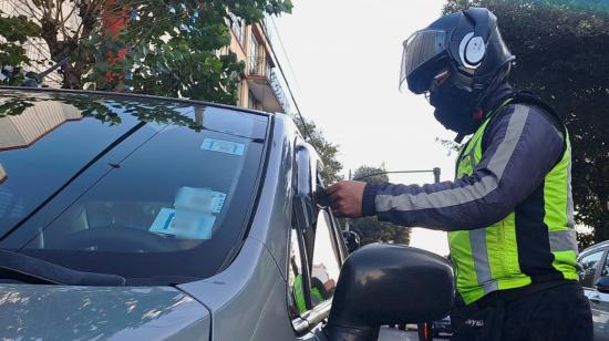 Un agente de tránsito realiza controles en las calles de Quito.