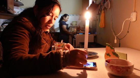 Un hogar de Cuenca recurre a lámparas y velas para iluminar una cocina, durante cortes de luz en octubre de 2024.