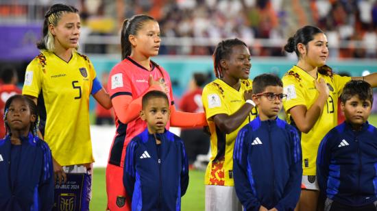 Las jugadoras de Ecuador cantan el himno nacional antes del partido ante República Dominicana por el Mundial Sub 17, el 16 de octubre de 2024.