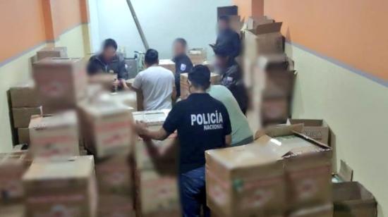 La Policía revisa los cartones con los medicamentos y productos médicos adulterados, en un operativo realizado este 18 de octubre de 2024.