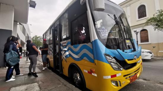 Las coloridas busetas climatizadas de la Cooperativa Virgen del Cerro del Carmen (Vircecarsa) recorren los cerros Santa Ana y El Carmen desde junio de 2021. En la foto, la estación frente a la antigua cárcel Municipal de Guayaquil, en el centro de la ciudad.