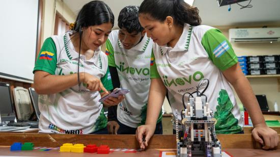 Niñas de la Nueva Prosperina realizan sus ensayos antes de participar en el Mundial de Robótica