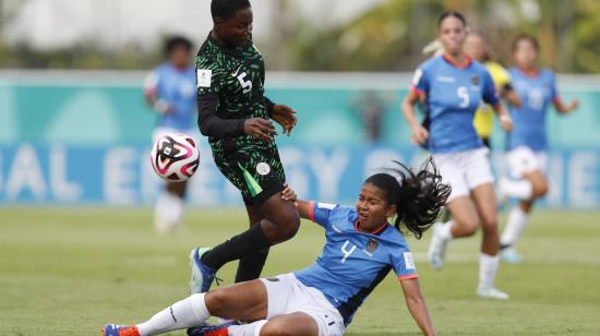 La ecuatoriana Nataly Andrade disputa el balón con la nigeriana Faridat Abdulwahab (i), este sábado 18 de octubre durante el Mundial Femenino Sub17 que se juega en República Dominicana.