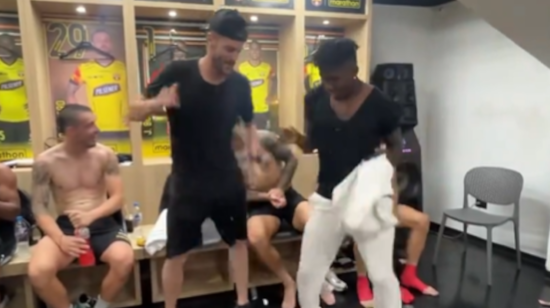 Javier Burrai y Adonis Preciado bailan en el camerino de Barcelona SC luego de la victoria 2-1 en el Clásico del Astillero, el domingo 20 de octubre de 2024.