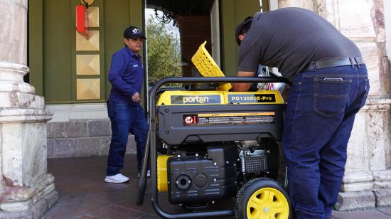 Trabajadores realizan la instalación de un generador eléctrico ante los cortes de luz en Cuenca, el 16 de octubre de 2024.