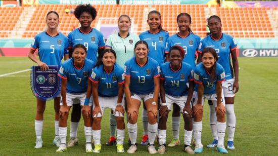 Las jugadoras de Ecuador posan antes de enfrentarse a Nigeria en la Fecha 2 de la fase de grupos del Mundial Sub 17 femenino, el sábado 19 de octubre de 2024.