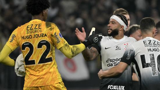 Hugo Souza y Memphis Depay festejan la clasificación de Corinthians a las semifinales de la Copa Sudamericana, el 24 de septiembre de 2024.