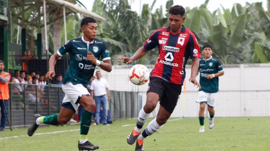 Jugadores de Deportivo Quito y Cantera Orense disputan una pelota en Machala, el domingo 20 de octubre de 2024.