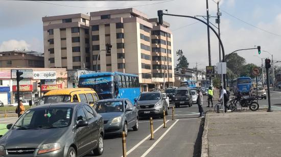 Varios vehículos en el tráfico vehicular de Quito, en octubre de 2024.