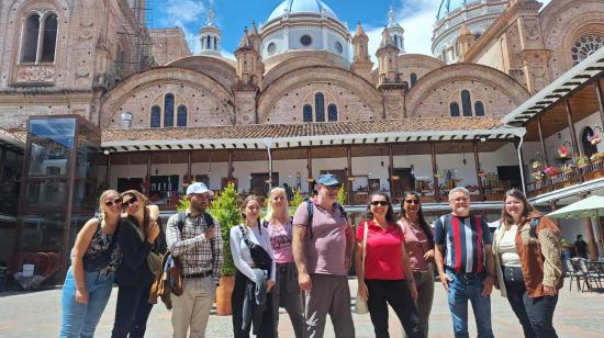 Un grupo de turistas visitan el Seminario San Luis, en el Centro Histórico de Cuenca, el 12 de octubre de 2024.