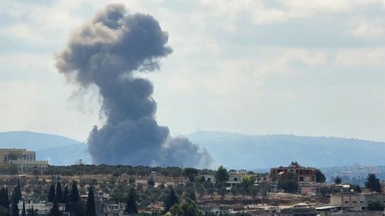 Una columna de humo se levanta tras un ataque aéreo israelí en el sur del Líbano, 17 de octubre de 2024.