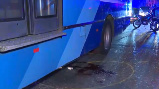 Fotografía  del 21 de octubre de 2024 de la escena posterior al atropello de un adulto mayor en la avenida Domingo Comín en el sur de Guayaquil, en el que una unidad de la Metrovía está involucrada.