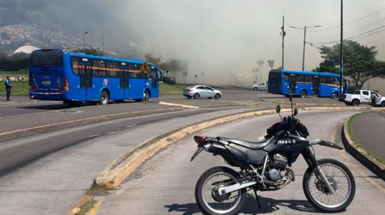 Incendio forestal provoca cierre vial en el redondel de Cumandá, en el centro de Quito