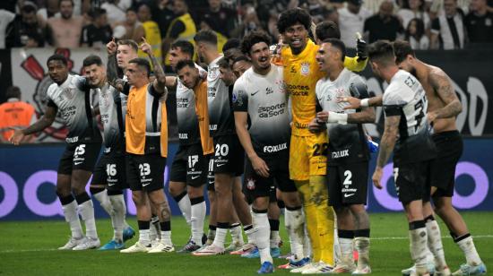 Jugadores de Corinthians celebran durante un partido de la Copa Sudamericana, el 24 de septiembre de 2024.