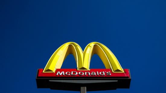 El logotipo de McDonald's aparece frente a una tienda en Dearborn, Michigan, el 17 de octubre de 2024.