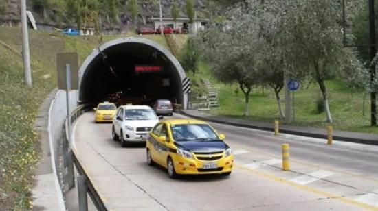 Imagen referencial de tránsito vehicular en Quito.