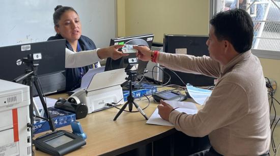 Personal de la ANT atendiendo en el GAD de San Miguel de Los Bancos. 14 de octubre de 2024.