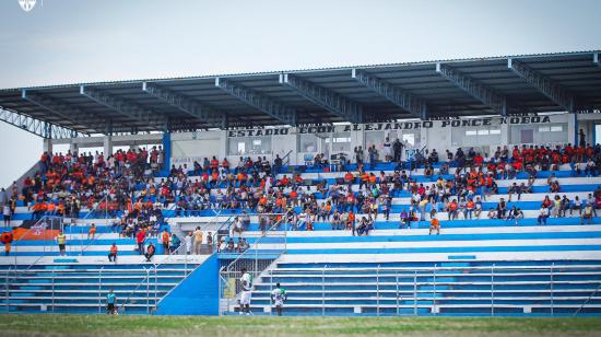 La hinchada de Naranja Mekánica durante un partido en el estadio Alejandro Ponce Noboa, en Guayaquil, el 5 de octubre de 2024.