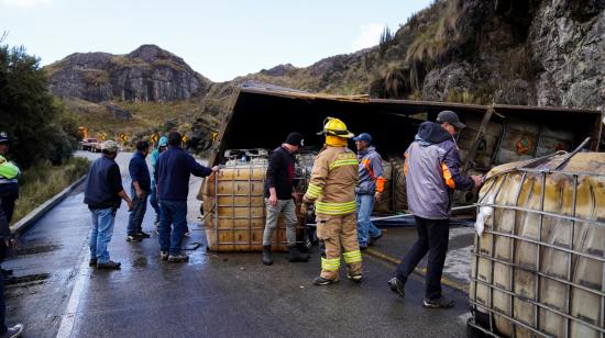 Bomberos toman procedimiento tras el vuelco de un camión lleno de combustible en la vía Cuenca-Molleturo, la tarde de este miércoles 23 de octubre de 2024.