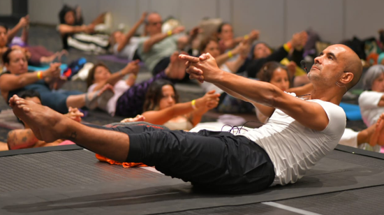 Andrei Ram, profesor de yoga, en la práctica de yoga que impartió en Sadhana Yoga Conference, el 19 de octubre de 2024.