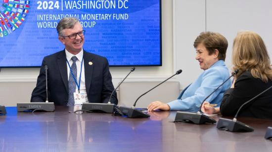 Juan Carlos Vega, minstro de Economía de Ecuador, y Kristalina Georgieva, directora del FMI, el 23 de octubre de 2024 en Washington.