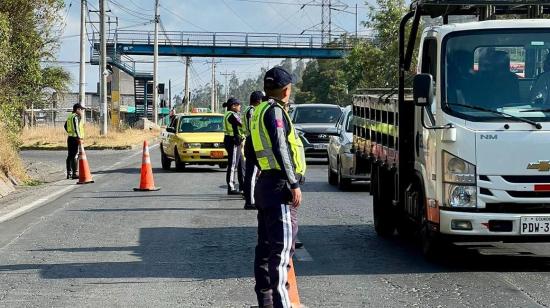 Un agente realiza controles en una de las vías de Quito.