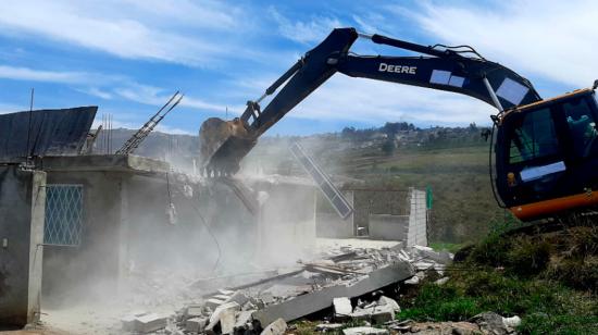 Con presencia militar, una casa fue demolida en Calderón, en el norte de Quito