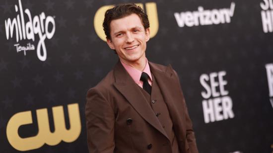 Tom Holland en los premios Critics Choice Awards en Barker Hangar, 14 de enero de 2024.