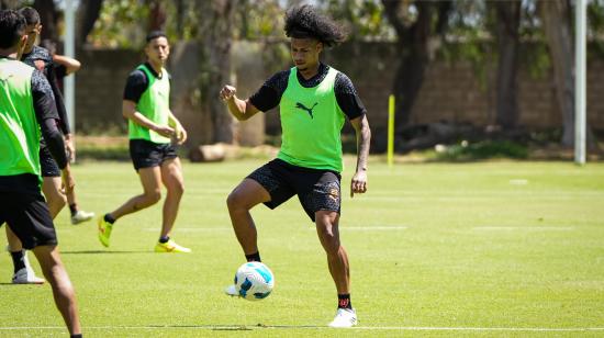 Marco Angulo, durante un entrenamiento con Liga de Quito, el 21 de marzo de 2024.