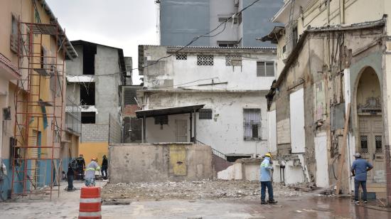 ¿Cuándo será reabierta la avenida 9 de octubre en Guayaquil tras derrocamiento del edificio Fantasía?