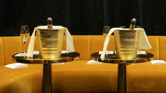 Botellas de Champagne Pommery exhibidas en cubos de hielo antes del desfile de Alta Costura de Alexis Mabille, 25 de junio de 2024.