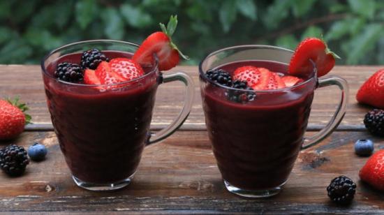 El chef Alejandro Salazar muestra paso a paso cómo se elabora la tradicional receta de la colada morada y el secreto para que quede perfecta.