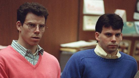 Erik Menéndez y su hermano Lyle escuchan durante una audiencia previa al juicio, 29 de diciembre de 1992.