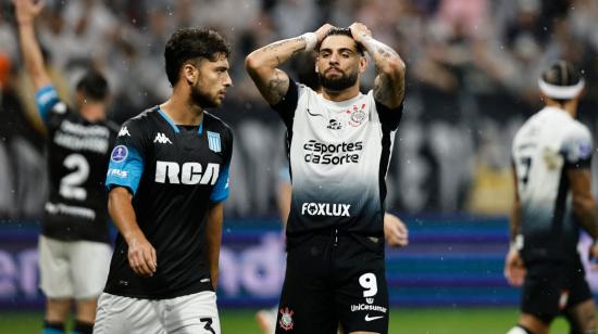 Marco Di Cesare, de Racing, y Yuri Alberto, de Corinthians, durante la semifinal de ida de la Copa Sudamericana el jueves 24 de octubre de 2024.