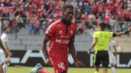 Roberto Ordóñez, de El Nacional, festeja un gol ante Mushuc Runa en el estadio La Cocha de Latacunga, el 23 de octubre de 2024.