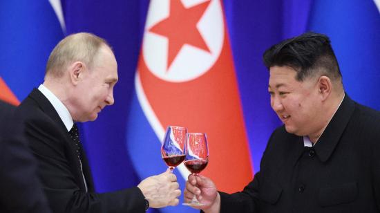 Fotografía divulgada por el medio estatal de Rusia, Sputnik, en la que se ve al presidente ruso Vladimir Putin junto al líder de Corea del Norte, Kim Jong-Uun, reunidos el 19 de junio de 2024.