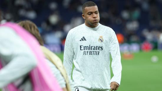 El delantero francés del Real Madrid, Kylian Mbappé, calienta antes del partido ante el Borussia Dortmund por la Fecha 3 de la Champions League, el 22 de octubre de 2024.