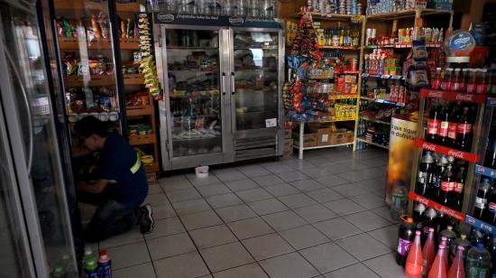 Un local de alimentos sin electricidad en Quito, 25 de octubre de 2025, cuando se iniciaron los cortes de luz de 14 horas.