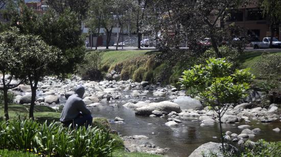 Un ciudadano observa el cauce del río seco del río Tomebamba, en Cuenca, el 22 de octubre de 2022.