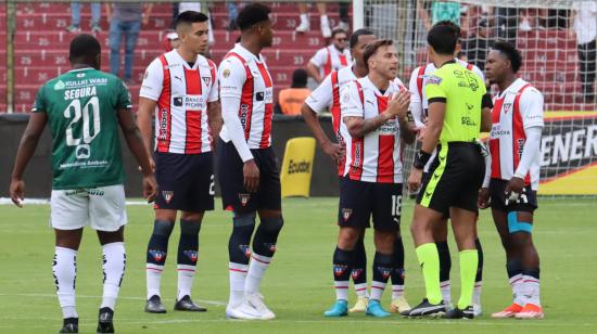 Jugadores de Liga de Quito conversando con el árbitro en el partido ante Mushuc Runa, 26 de octubre de 2024.